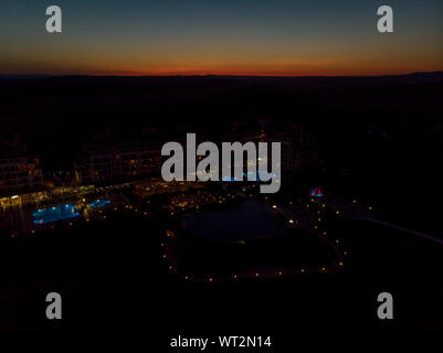 Antenne Nacht Foto des Hotels und das Meer direkt vor der wunderschönen kleinen Stadt und Badeort wie Obzor in Bulgarien bekannt Stockfoto