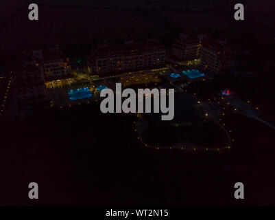 Antenne Nacht Foto des Hotels und das Meer direkt vor der wunderschönen kleinen Stadt und Badeort wie Obzor in Bulgarien bekannt Stockfoto