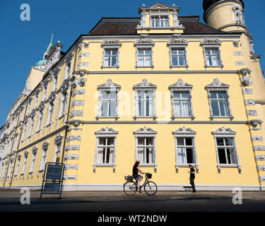 Volk schloss in der deutschen Stadt Oldenburg auf sonnigen Sommertag auf dem Fahrrad und zu Fuß Stockfoto