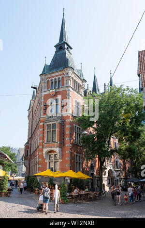 Leute durchstreifen Einkaufsstraßen der Altstadt von Oldenburg im deutschen Teil Niedersachsen am sonnigen Sommertag Stockfoto