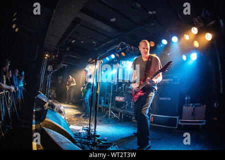 Oslo, Norwegen. 10 Sep, 2019. Die amerikanische alternative metal band Helm führt ein Live Konzert von John Dee in Oslo. Hier Sänger und Gitarrist Seite Hamilton ist live auf der Bühne gesehen. (Foto: Gonzales Foto/Terje Dokken/Alamy Live News). Stockfoto