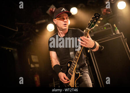 Oslo, Norwegen. 10 Sep, 2019. Die amerikanische alternative metal band Helm führt ein Live Konzert von John Dee in Oslo. Hier Gitarrist Dan Beeman wird gesehen, live auf der Bühne. (Foto: Gonzales Foto/Terje Dokken/Alamy Live News). Stockfoto