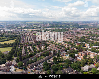 Luftbild mit Blick auf den Bereich der als Headingley Leeds, West Yorkshire Großbritannien bekannt, zeigt eine typisch britische abspritzen Immobilien mit Feldern und Straßen ta Stockfoto