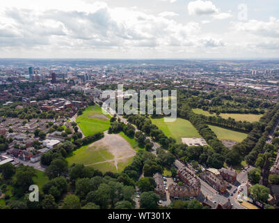 Luftbild mit Blick auf den Bereich der als Headingley Leeds, West Yorkshire Großbritannien bekannt, zeigt eine typisch britische abspritzen Immobilien mit Feldern und Straßen ta Stockfoto