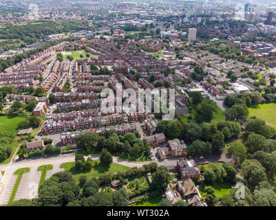 Luftbild mit Blick auf den Bereich der als Headingley Leeds, West Yorkshire Großbritannien bekannt, zeigt eine typisch britische abspritzen Immobilien mit Feldern und Straßen ta Stockfoto