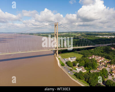 Breite Foto des Humber Bridge, in der Nähe von Kingston upon Hull, East Riding von Yorkshire, England, single-span Straße Suspension Bridge, an einem sonnigen Tag Stockfoto