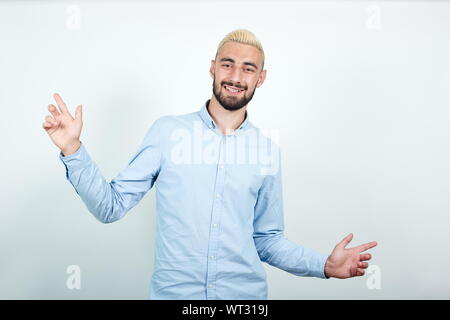 Mann mit blonden Haaren, schwarzen Bart über isoliert weißer Hintergrund zeigt Emotionen Stockfoto