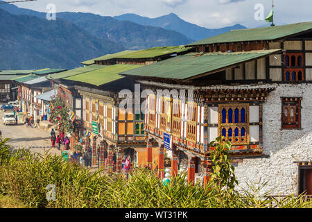 Das Leben auf der Straße in der kleinen Stadt Mongar im Osten Bhutan Stockfoto