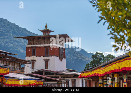 Trongsa Dzong, der größten dzong Festung in Bhutan an einem sonnigen Tag Stockfoto