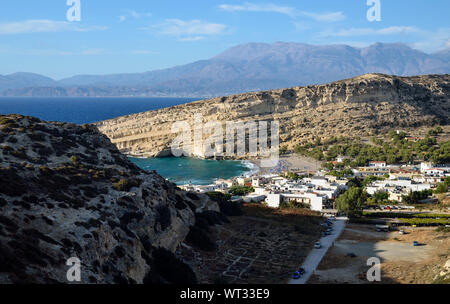 Blick von oben auf die Bucht am Strand von Matala und Höhlen bei Sonnenuntergang, Insel Kreta, Griechenland. Stockfoto