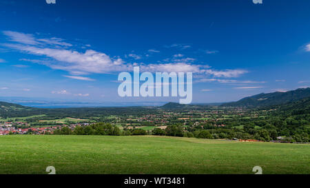 Stadt Landschaft in die Berge, Hügel, Felder, Wälder, grüne Wiesen, Seen in der Ferne und blauer Himmel mit Wolken. Haute-Savoie in Frankreich. Stockfoto