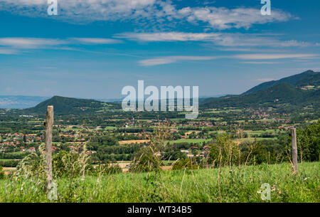 Stadt Landschaft in die Berge, Hügel, Felder, Wälder, grüne Wiesen, Seen in der Ferne und blauer Himmel mit Wolken. Haute-Savoie in Frankreich. Stockfoto