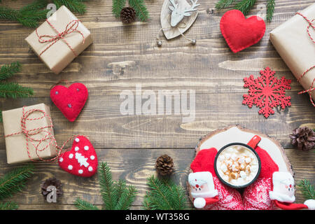 Weihnachten Komposition mit geschenkset, Hirsche, rote Herzen, Kegel und Dekor auf Holzbrett mit kopieren. Ansicht von oben. Stockfoto