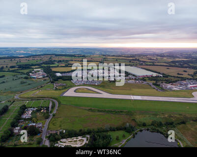 Luftbild des berühmten Leeds und Bradford Airport in der Yeadon Gegend in West Yorkshire im Vereinigten Königreich, typisch britischen Flughafen zeigt die runw Stockfoto