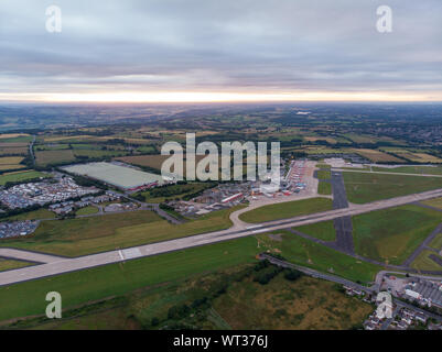 Luftbild des berühmten Leeds und Bradford Airport in der Yeadon Gegend in West Yorkshire im Vereinigten Königreich, typisch britischen Flughafen zeigt die runw Stockfoto