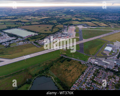 Luftbild des berühmten Leeds und Bradford Airport in der Yeadon Gegend in West Yorkshire im Vereinigten Königreich, typisch britischen Flughafen zeigt die runw Stockfoto