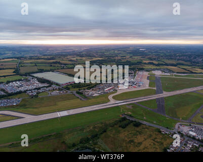 Luftbild des berühmten Leeds und Bradford Airport in der Yeadon Gegend in West Yorkshire im Vereinigten Königreich, typisch britischen Flughafen zeigt die runw Stockfoto