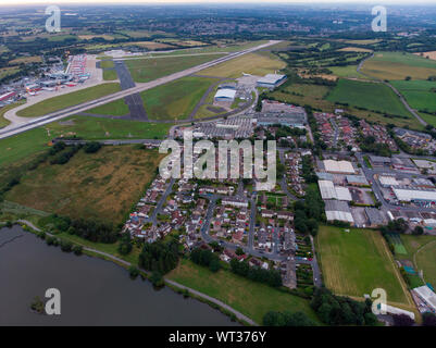 Luftbild des berühmten Leeds und Bradford Airport in der Yeadon Gegend in West Yorkshire im Vereinigten Königreich, typisch britischen Flughafen zeigt die runw Stockfoto