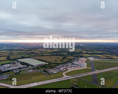 Luftbild des berühmten Leeds und Bradford Airport in der Yeadon Gegend in West Yorkshire im Vereinigten Königreich, typisch britischen Flughafen zeigt die runw Stockfoto