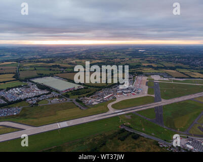 Luftbild des berühmten Leeds und Bradford Airport in der Yeadon Gegend in West Yorkshire im Vereinigten Königreich, typisch britischen Flughafen zeigt die runw Stockfoto