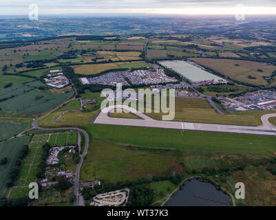 Luftbild des berühmten Leeds und Bradford Airport in der Yeadon Gegend in West Yorkshire im Vereinigten Königreich, typisch britischen Flughafen zeigt die runw Stockfoto