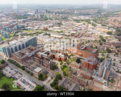 Luftbild des St. James's Universitätskrankenhaus in Leeds, West Yorkshire, England, zeigt das Krankenhaus, A&E-Eingang und die Anlage und auch die Lee Stockfoto