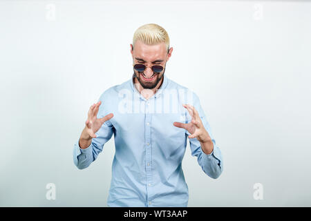 Mann mit blonden Haaren, schwarzen Bart über isoliert weißer Hintergrund zeigt Emotionen Stockfoto