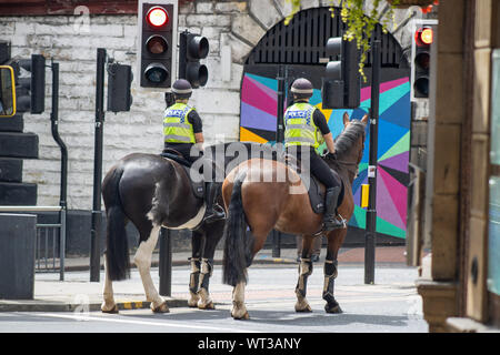 Leeds, UK, 18. Juli 2019: Polizisten, eine Polizei Pferd im Stadtzentrum von Leeds West Yorkshire. Stockfoto