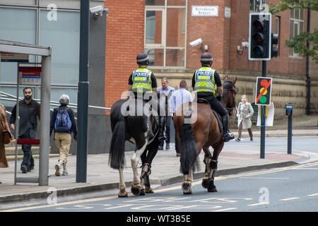 Leeds, UK, 18. Juli 2019: Polizisten, eine Polizei Pferd im Stadtzentrum von Leeds West Yorkshire. Stockfoto