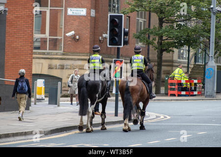 Leeds, UK, 18. Juli 2019: Polizisten, eine Polizei Pferd im Stadtzentrum von Leeds West Yorkshire. Stockfoto