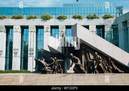Warschau, Polen - 14. Juni 2019: Warschauer Aufstand Denkmal und der Oberste Gerichtshof der Republik Polen Stockfoto