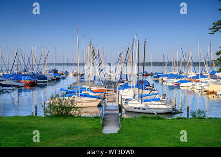 Bernried, Deutschland - 27. Juli. 2019: Blick auf den Yachthafen von Bernried, am Starnberger See in Bayern, Deutschland Stockfoto