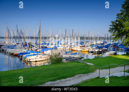 Bernried, Deutschland - 27. Juli. 2019: Blick auf den Yachthafen von Bernried, am Starnberger See in Bayern, Deutschland Stockfoto