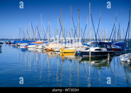 Bernried, Deutschland - 27. Juli. 2019: Blick auf den Yachthafen von Bernried, am Starnberger See in Bayern, Deutschland Stockfoto