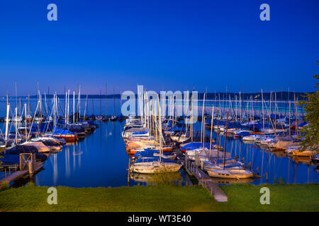 Bernried, Deutschland - 27. Juli. 2019: Blick auf den Yachthafen von Bernried, am Starnberger See in Bayern, Deutschland Stockfoto