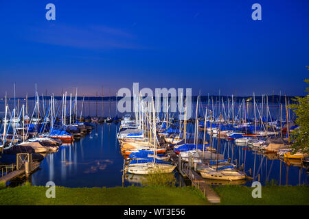 Bernried, Deutschland - 27. Juli. 2019: Blick auf den Yachthafen von Bernried, am Starnberger See in Bayern, Deutschland Stockfoto