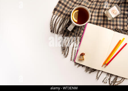 Herbst, gemütliche Konzept. Tasse Kaffee, warmen Schal, Notebook, auf weißem Hintergrund. Flach. Stockfoto