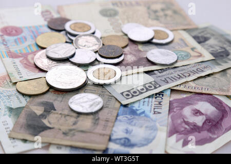 Die italienische Lira, die alten Banknoten und Münzen durch Euro ersetzt Stockfoto