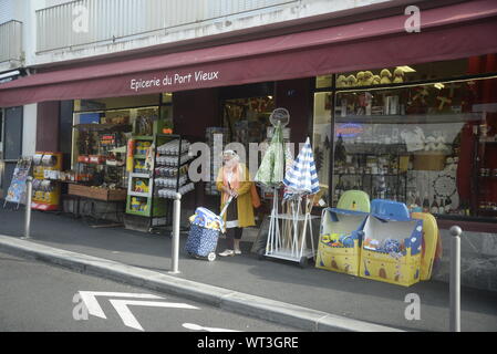 Vor einer Épicerie im Südwesten Frankreichs, pasakdek Stockfoto