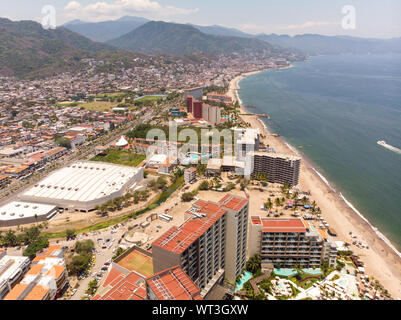 Luftaufnahmen von dem wunderschönen Strand und Hotels von Puerto Vallarta in Mexiko, ist die Stadt am Pazifik im Bundesstaat Jalisco als bekannt Stockfoto