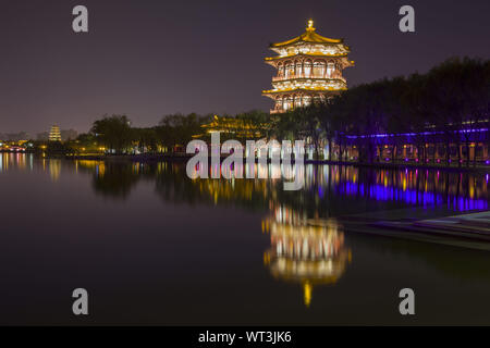 Xi'An, Xi'an, China. 11 Sep, 2019. Xi'an, China - Am 26. März 2016, die Landschaft von Xi'an DaTang Furong Garten ist eine berühmte Touristenattraktion. In der Nacht, das Gebäude der Tang Feng ist einfach und elegant, im Wasser spiegelt, die schöne Landschaft ist malerisch. Credit: SIPA Asien/ZUMA Draht/Alamy leben Nachrichten Stockfoto