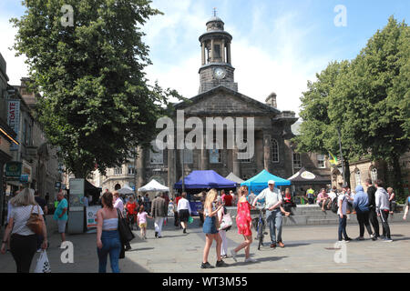 Marktplatz und das Stadtmuseum in Lancaster am Markttag. Stockfoto