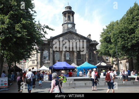 Marktplatz und das Stadtmuseum in Lancaster am Markttag. Stockfoto