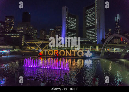 Toronto Zeichen in der Nacht Zeit, in der Nathan Phillips Square in Toronto, Ontario, Kanada, Nordamerika. Stockfoto