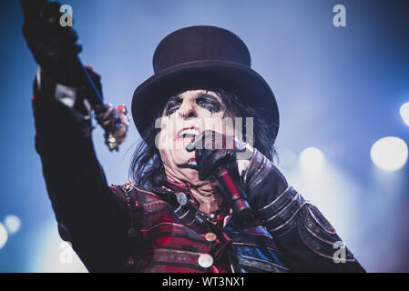 September 10th, 2019 - Der amerikanische Sänger und Rock'n Roll Symbol Alice Cooper führt auf dem Pala Alpitour in Turin live für schwarze Augen seiner "Ol' ist Zurück"-Tour. Stockfoto