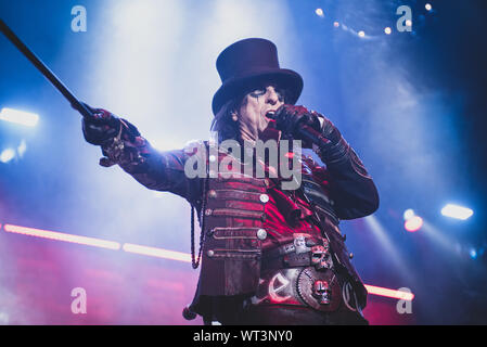 September 10th, 2019 - Der amerikanische Sänger und Rock'n Roll Symbol Alice Cooper führt auf dem Pala Alpitour in Turin live für schwarze Augen seiner "Ol' ist Zurück"-Tour. Stockfoto