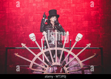 September 10th, 2019 - Der amerikanische Sänger und Rock'n Roll Symbol Alice Cooper führt auf dem Pala Alpitour in Turin live für schwarze Augen seiner "Ol' ist Zurück"-Tour. Stockfoto