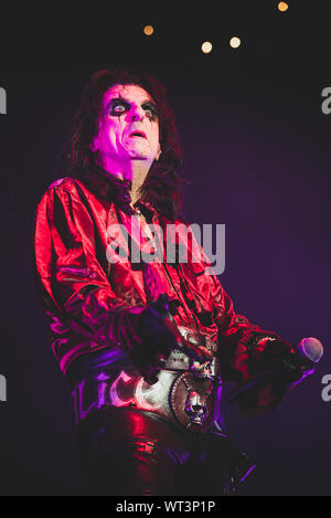 September 10th, 2019 - Der amerikanische Sänger und Rock'n Roll Symbol Alice Cooper führt auf dem Pala Alpitour in Turin live für schwarze Augen seiner "Ol' ist Zurück"-Tour. Stockfoto