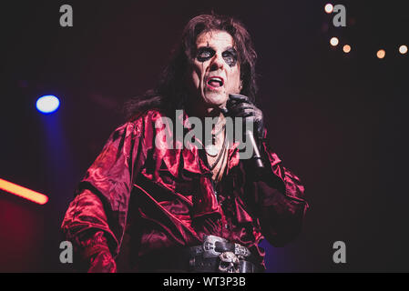 September 10th, 2019 - Der amerikanische Sänger und Rock'n Roll Symbol Alice Cooper führt auf dem Pala Alpitour in Turin live für schwarze Augen seiner "Ol' ist Zurück"-Tour. Stockfoto