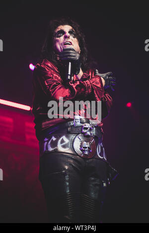 September 10th, 2019 - Der amerikanische Sänger und Rock'n Roll Symbol Alice Cooper führt auf dem Pala Alpitour in Turin live für schwarze Augen seiner "Ol' ist Zurück"-Tour. Stockfoto